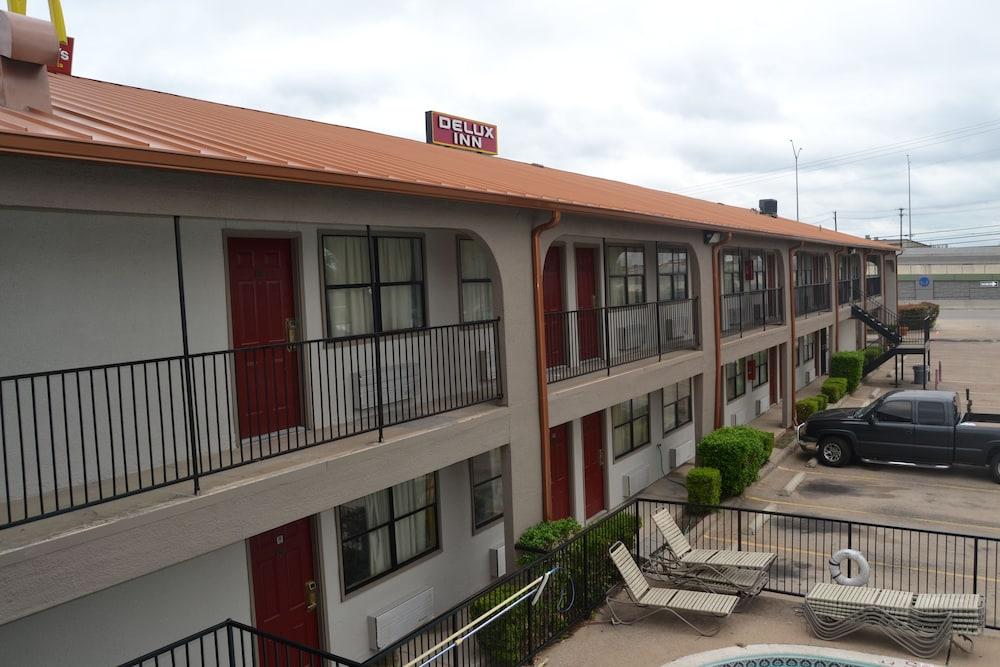 Deluxe INN photo 12