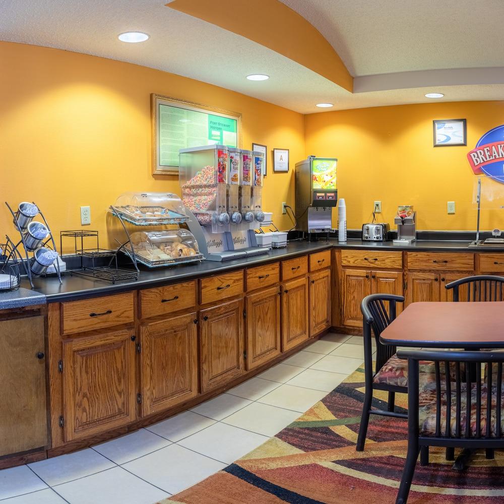 Red Roof Inn & Suites Hinesville photo 28