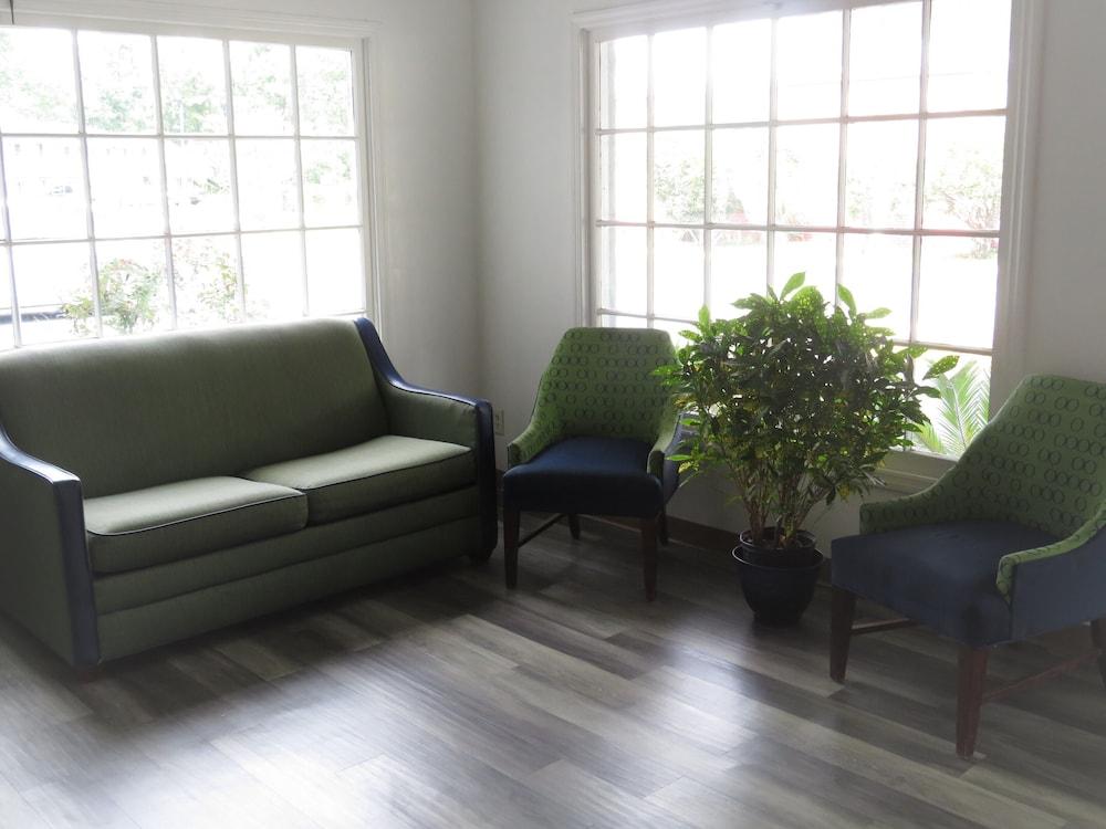 Travelodge by Wyndham Walterboro photo 11