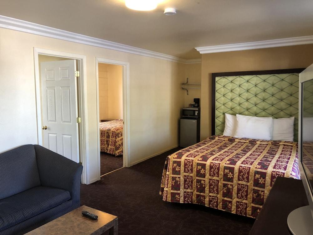 Lamplighter Motel photo 36