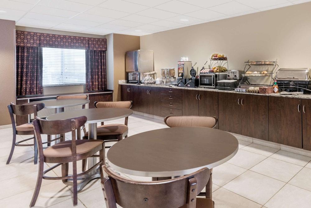 Microtel Inn & Suites by Wyndham Dickinson photo 26