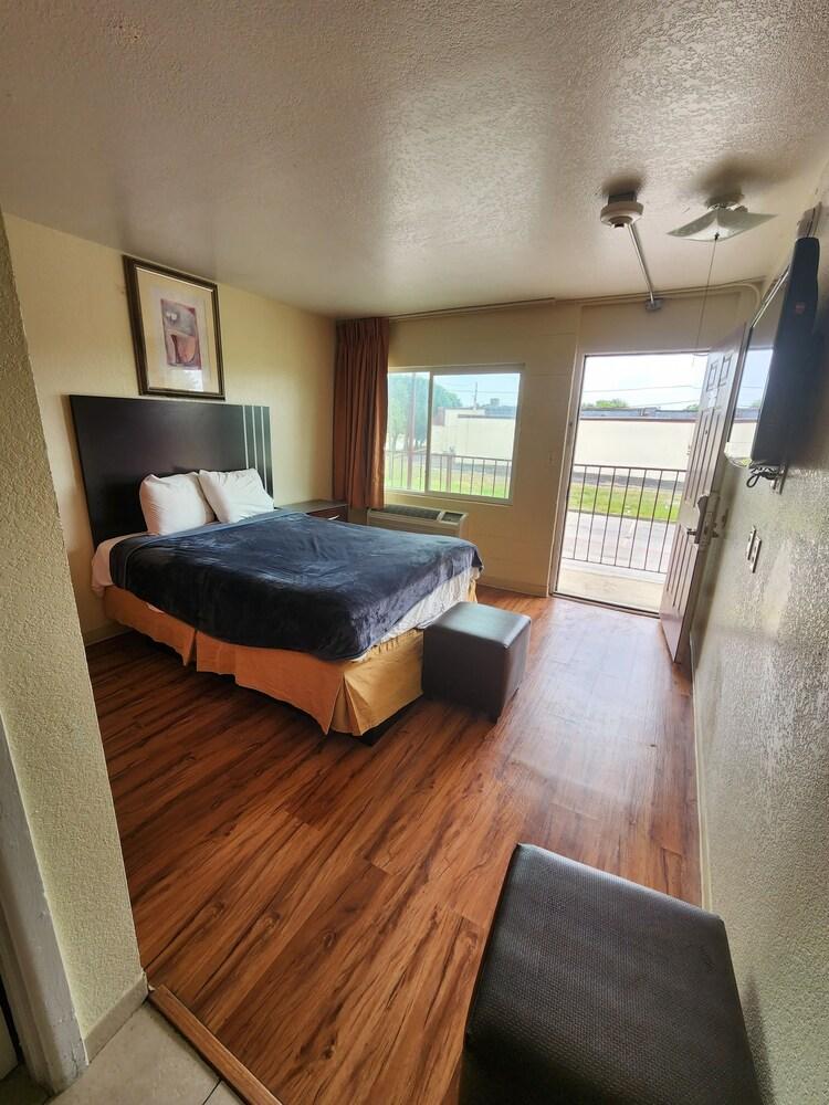 HomeTown Inn and Suites photo 4