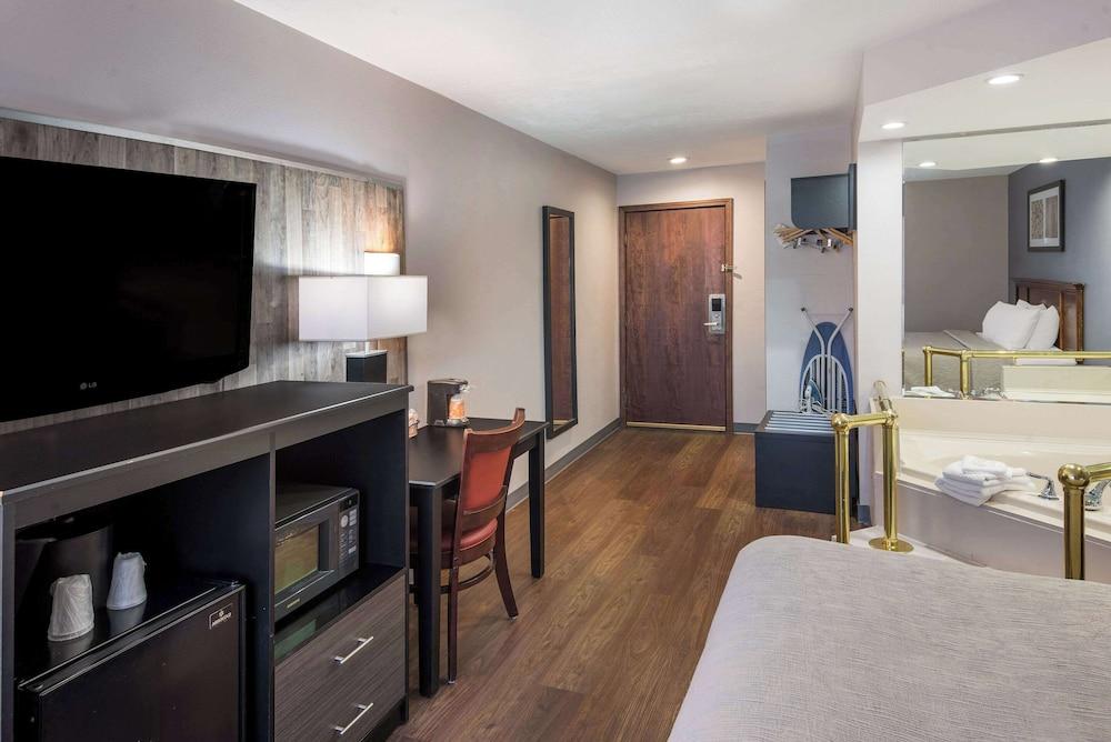 Quality inn & Suites Cincinnati I-275 photo 13