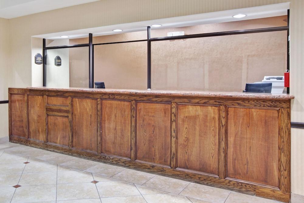 Super 8 by Wyndham IAH West/Greenspoint photo 2