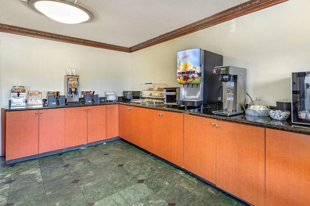 Econo Lodge Florence - Darlington photo 18