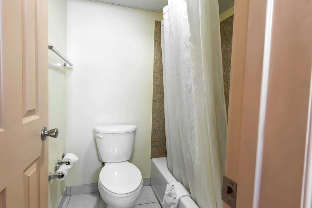 Econo Lodge At Six Flags photo 13