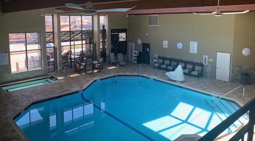 Express Suites Riverport Inn & Suites photo 26