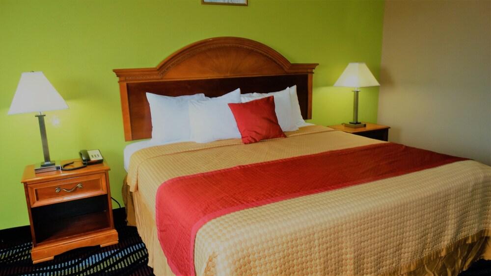 Oak Tree Inn & Suites photo 21