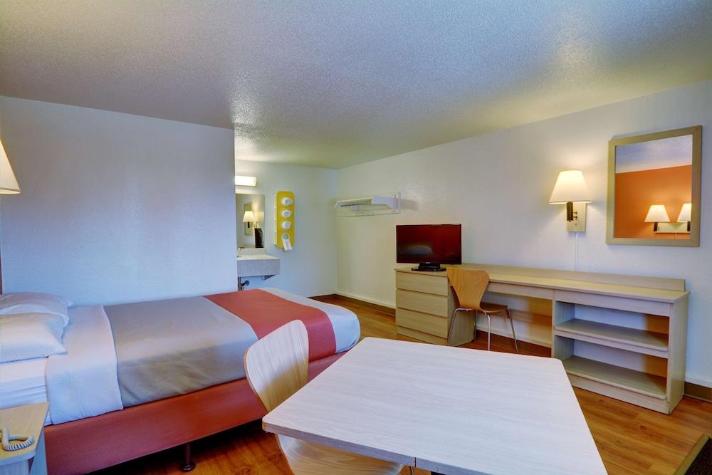 Motel 6 Chicopee, MA - Springfield photo 12
