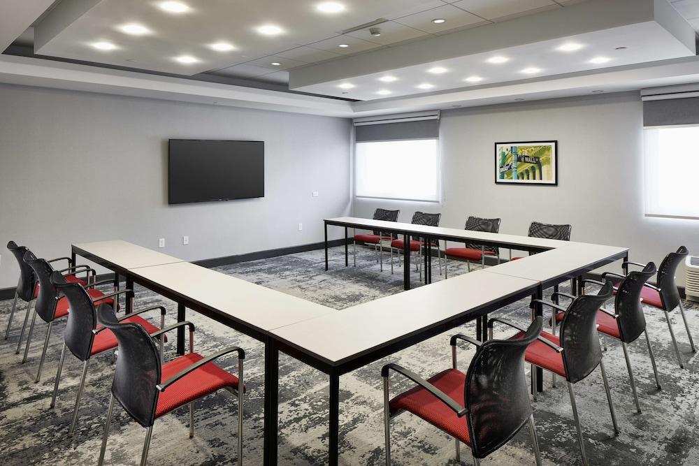Hampton Inn Newark Airport photo 19