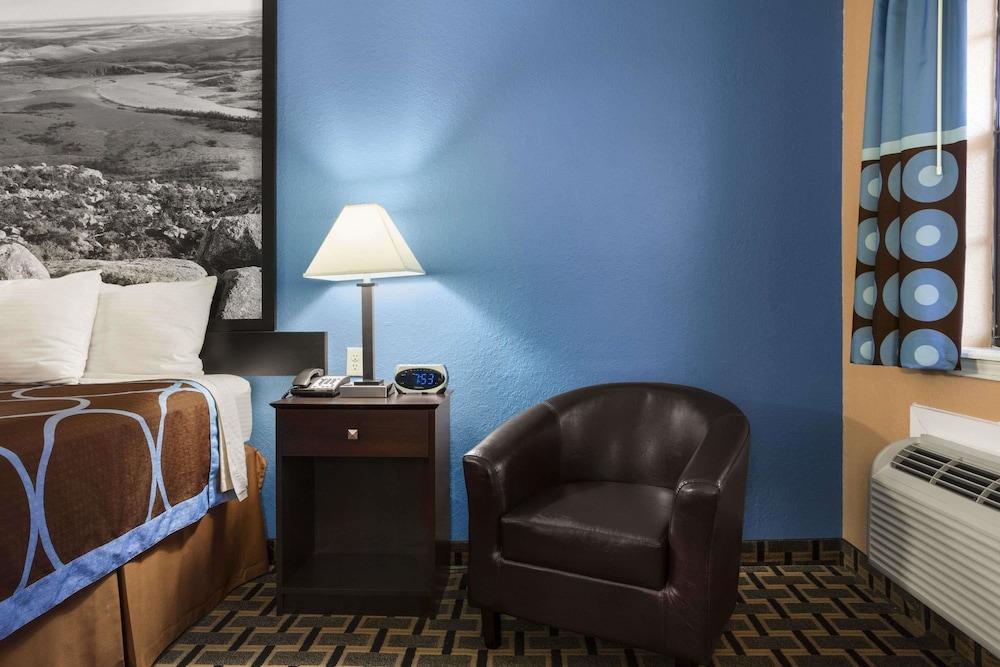 Super 8 by Wyndham Henryetta photo 4