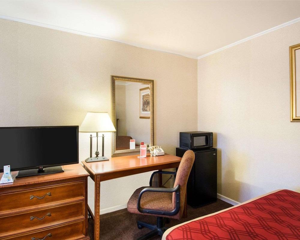Econo Lodge Inn & Suites photo 12