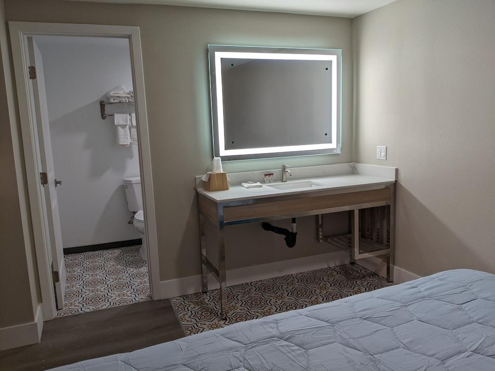 Super 8 by Wyndham Oceanside Downtown photo 58