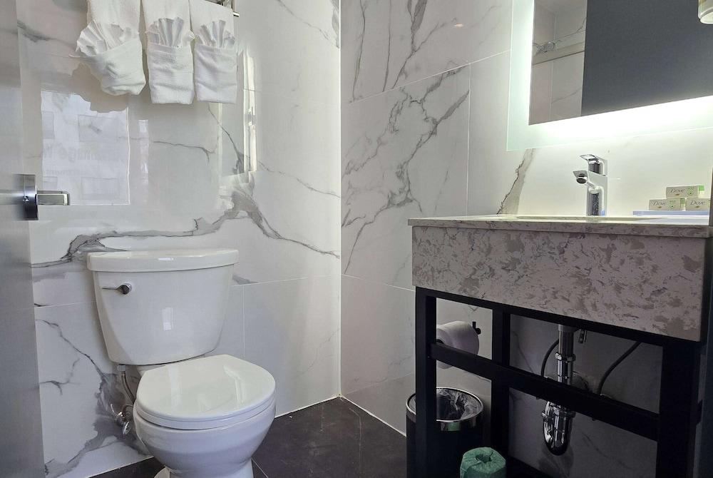 Ramada By Wyndham Brooklyn Empire Blvd photo 12