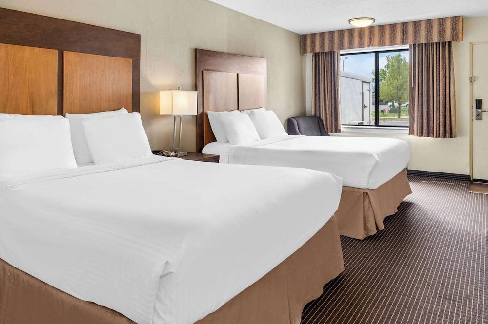 White Pines Inn & Suites photo 22
