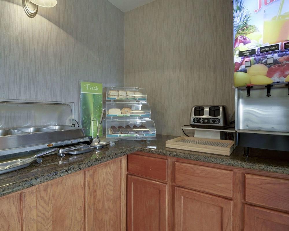 Quality Inn & Suites Clarksville photo 14