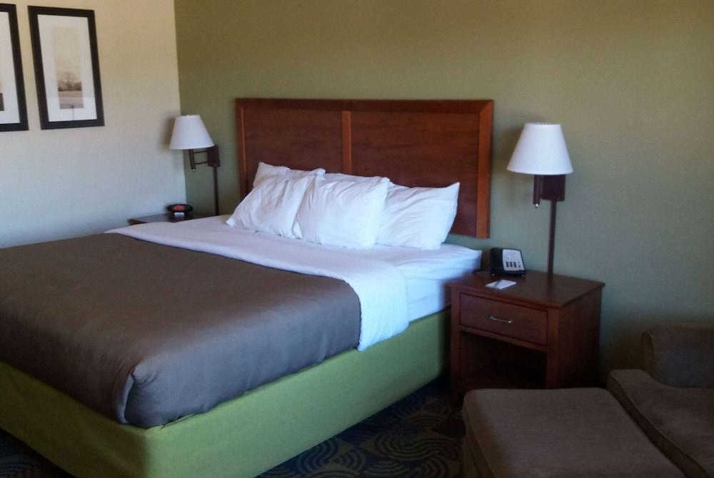 AmericInn by Wyndham Kewanee photo 17
