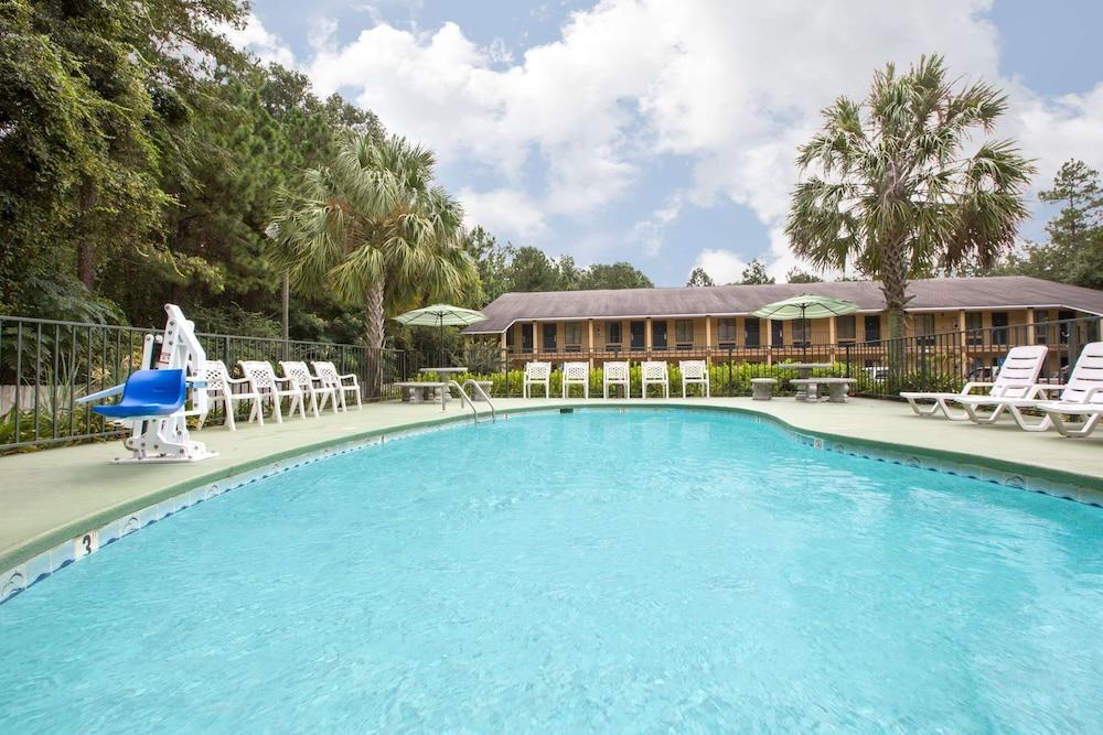 Howard Johnson by Wyndham Dothan photo 13