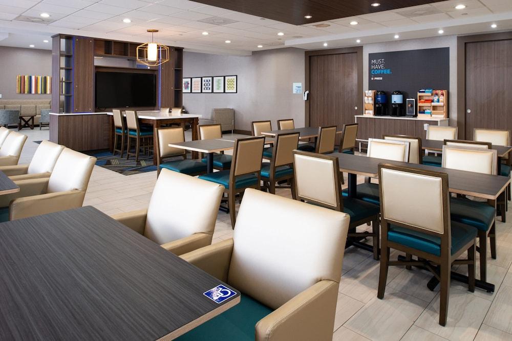 Holiday Inn Express & Suites Los Angeles Downtown West by IHG photo 3