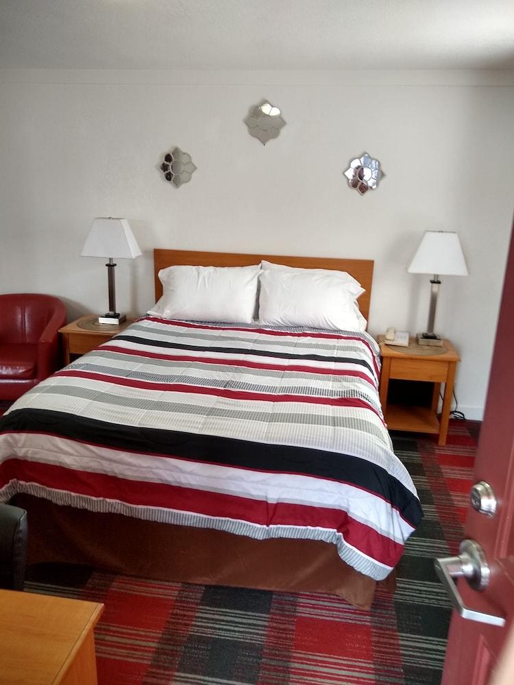Holiday Motel photo 14
