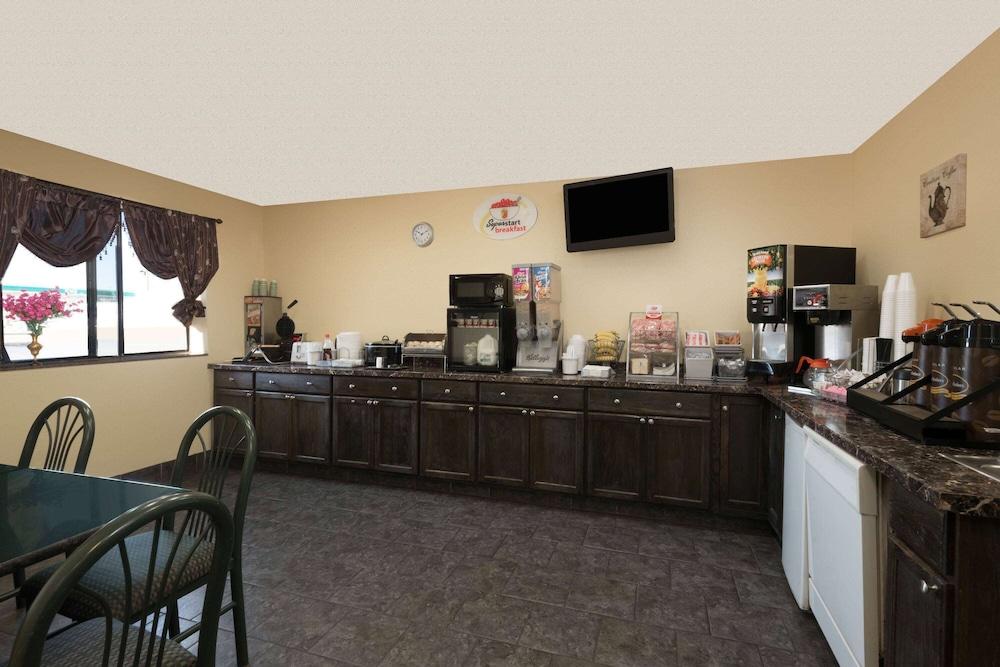 Super 8 by Wyndham Topeka/Wanamaker RD/I-70 photo 17