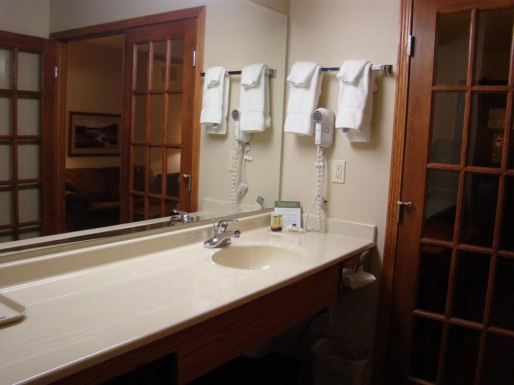 AmericInn by Wyndham Kewanee photo 94