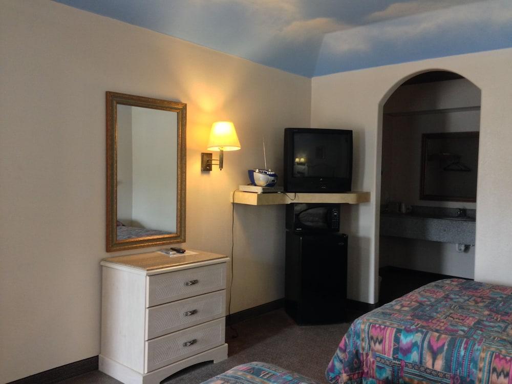Camelot Inn & Suites Highway 290 NW Freeway photo 6