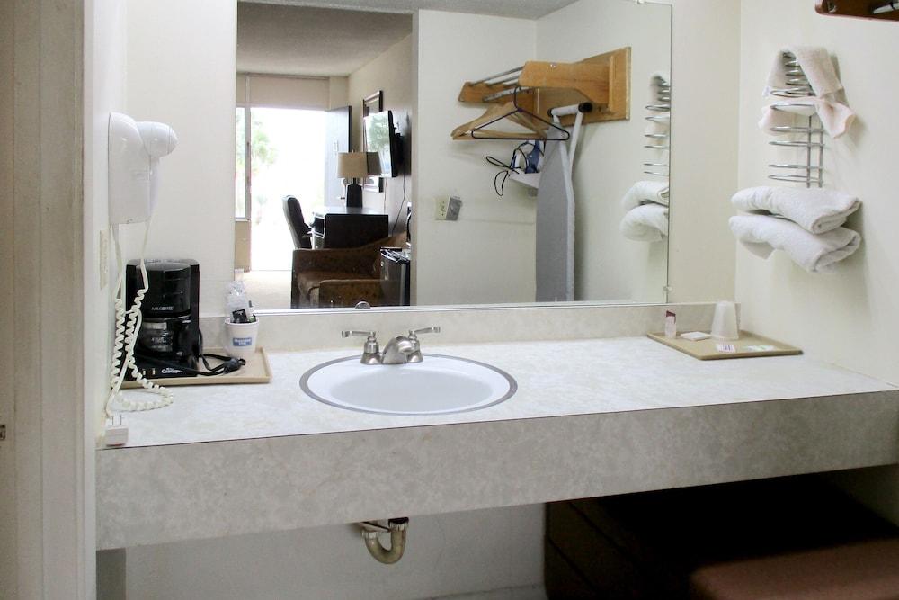 American Inn and Suites photo 5