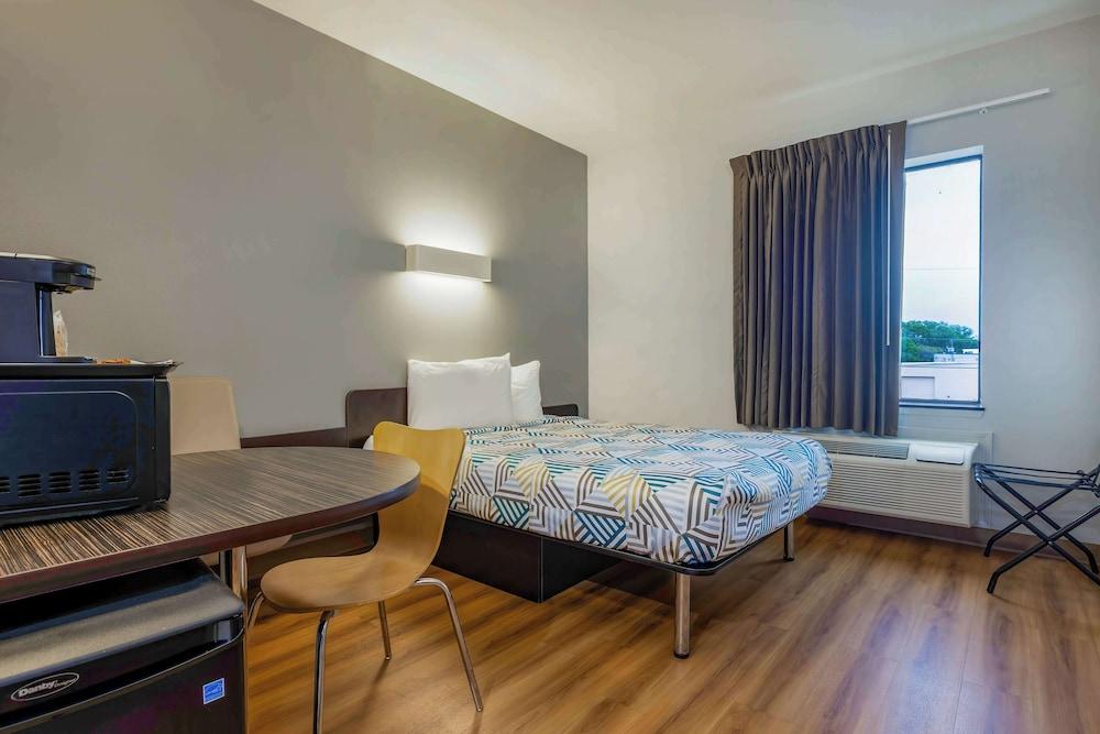 Motel 6 Texas City, TX - I-45 South photo 5