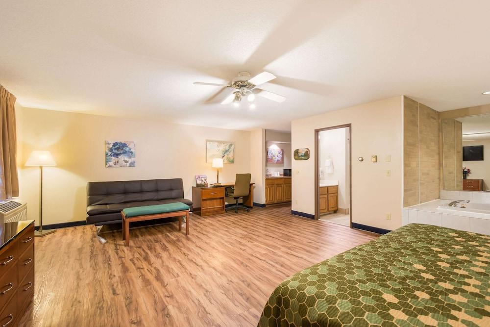 AmericInn by Wyndham Lake Mills photo 28