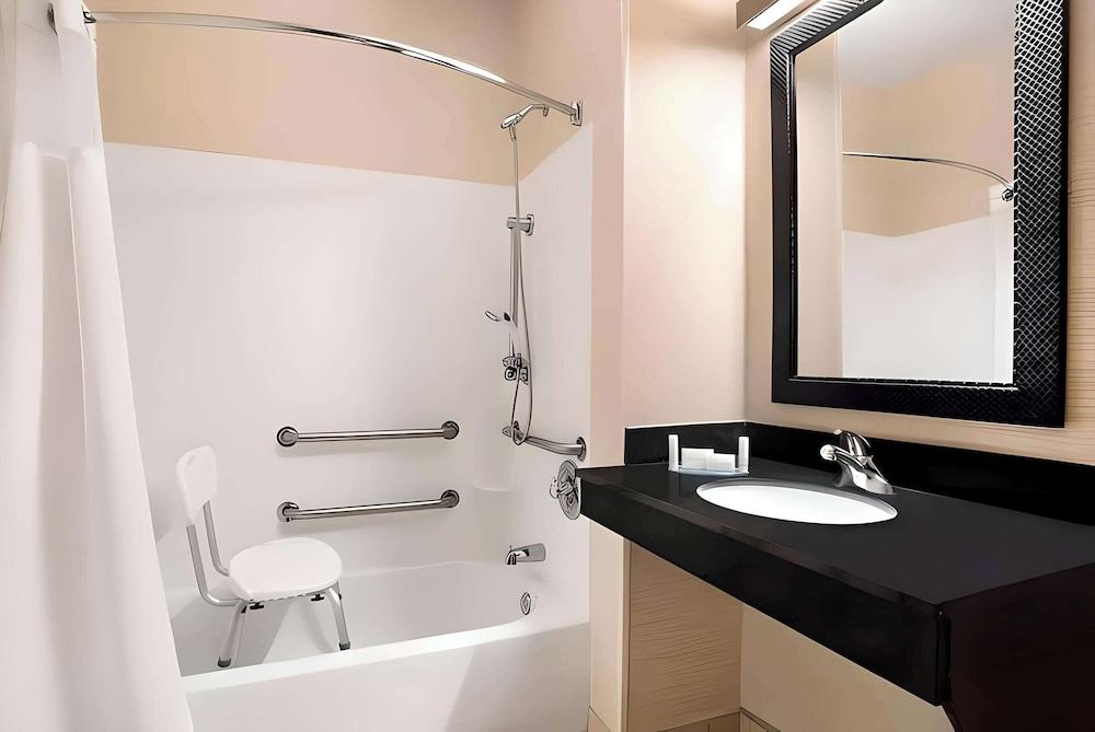 Dubuque Inn & Suites photo 11