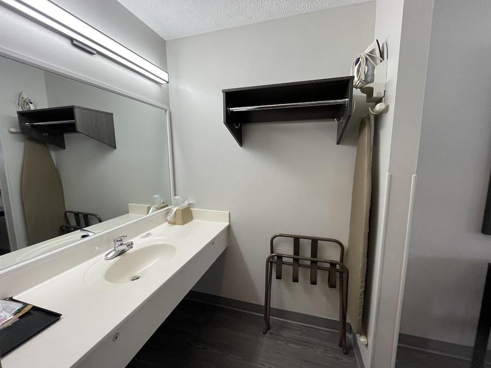 Embassy Inn photo 15