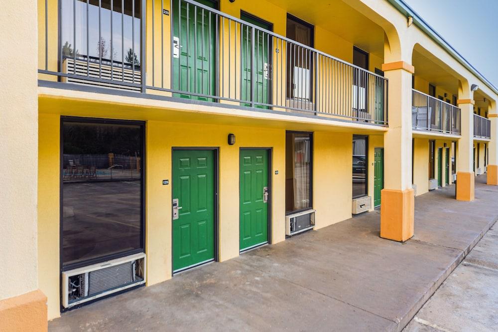 Days Inn by Wyndham Atmore photo 13