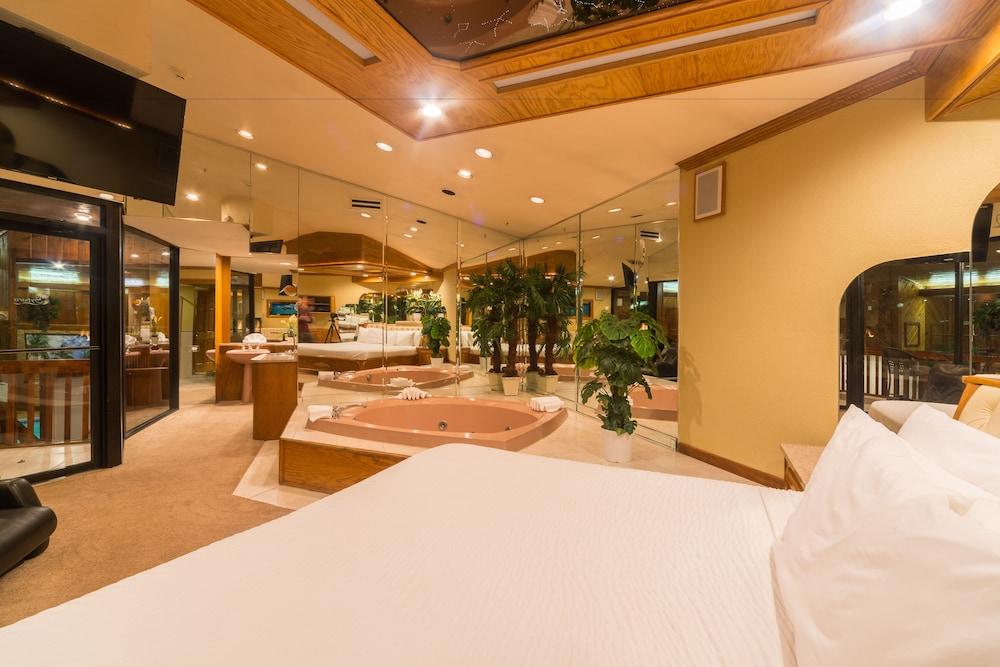 Sybaris Pool Suites Mequon photo 37