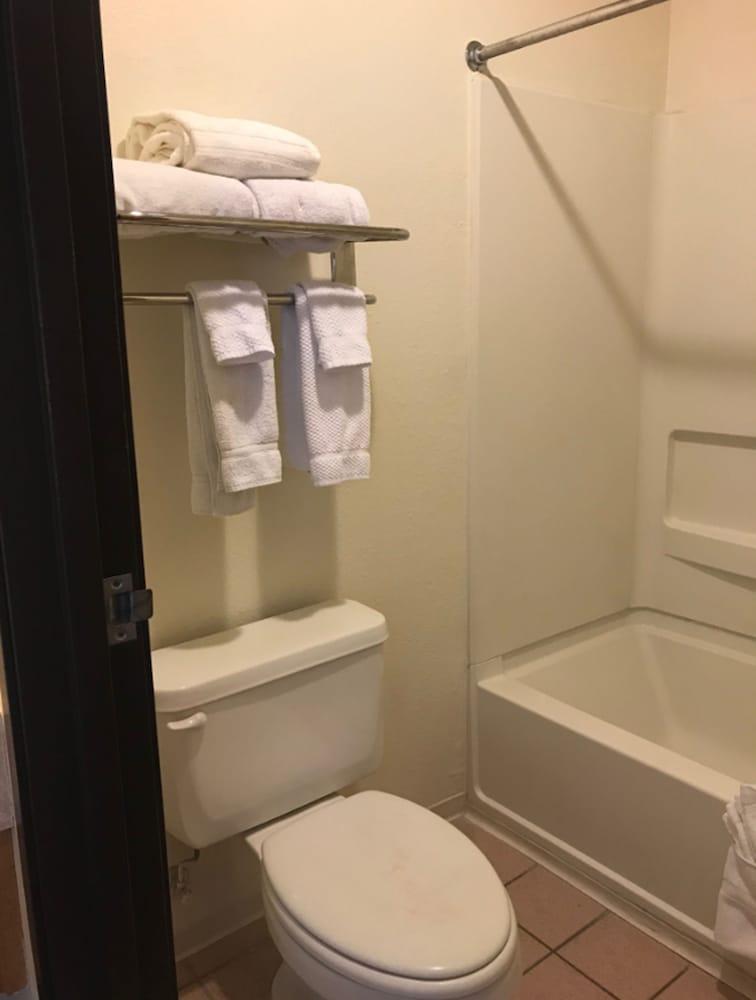 Travelodge by Wyndham Albuquerque East photo 25
