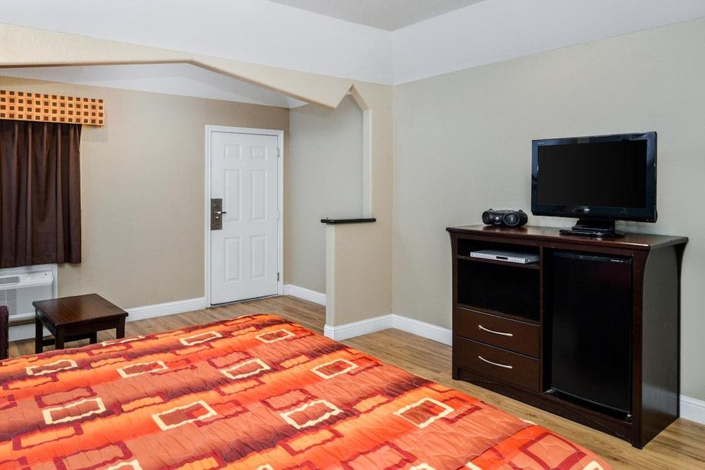 Scottish Inn & Suites Highway 6 South photo 22