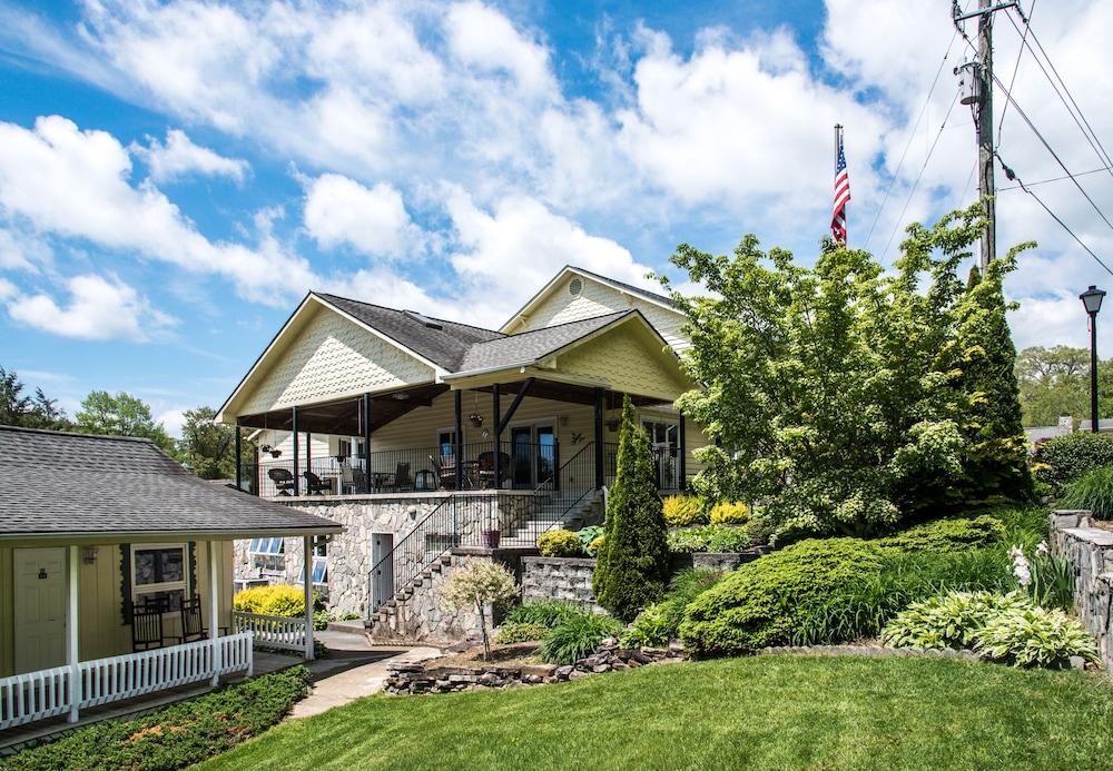 Boxwood Lodge photo 91