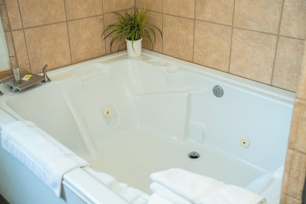 Victorian Inn & Suites photo 35