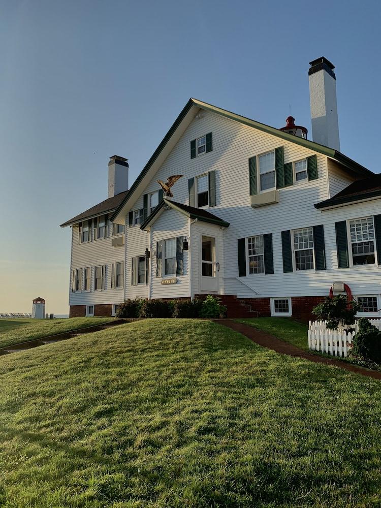 Lighthouse Inn photo 66