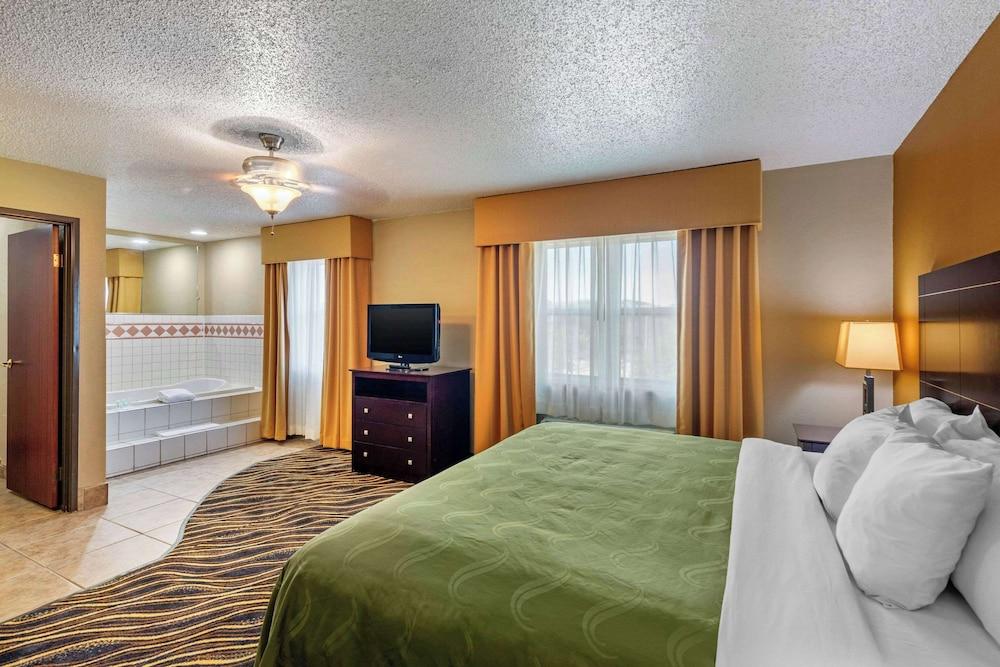 Quality Suites Addison - Dallas photo 48