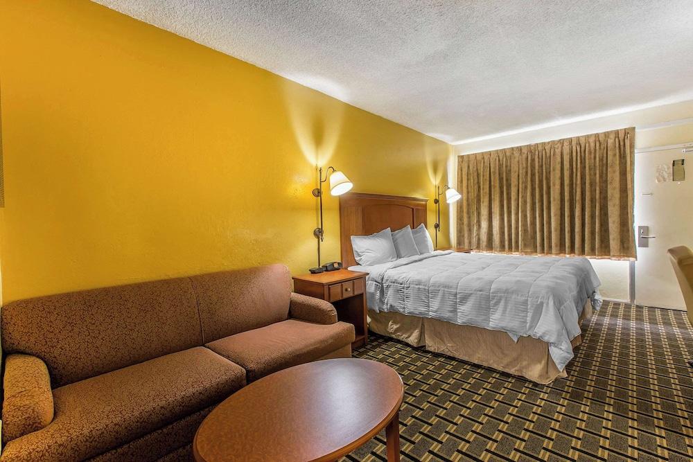 Econo Lodge Byron near Historic District - Warner Robins photo 16