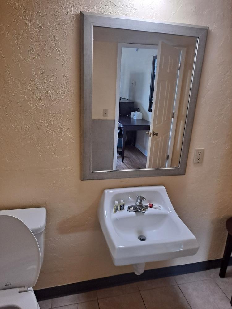 Days Inn by Wyndham Gainesville University photo 8