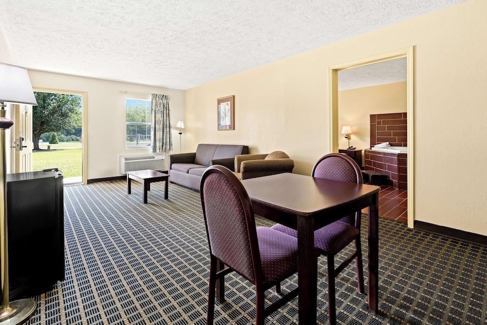 Americas Best Value Inn & Suites Mt. Pleasant photo 20