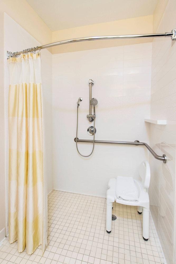 Rodeway Inn photo 10