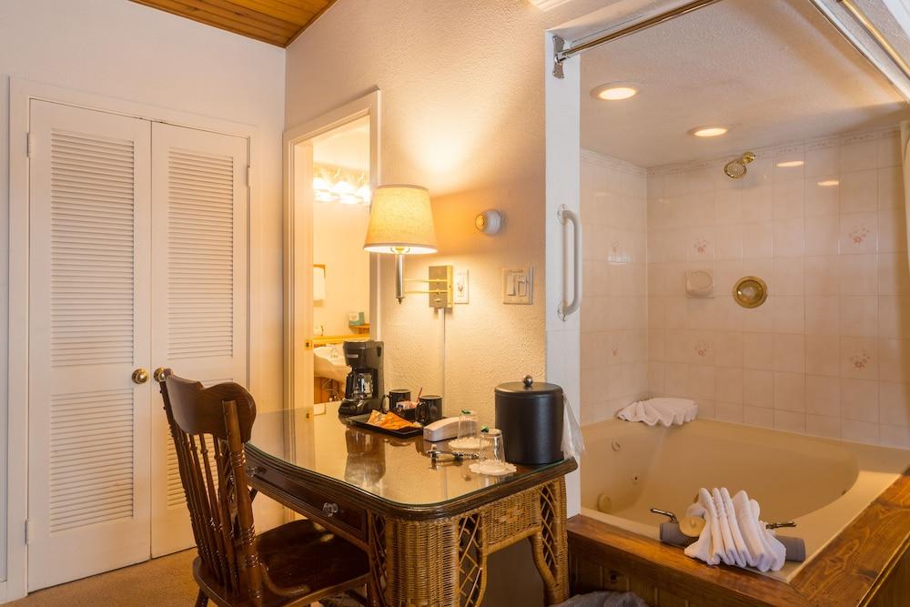 Sybaris Pool Suites Mequon photo 40