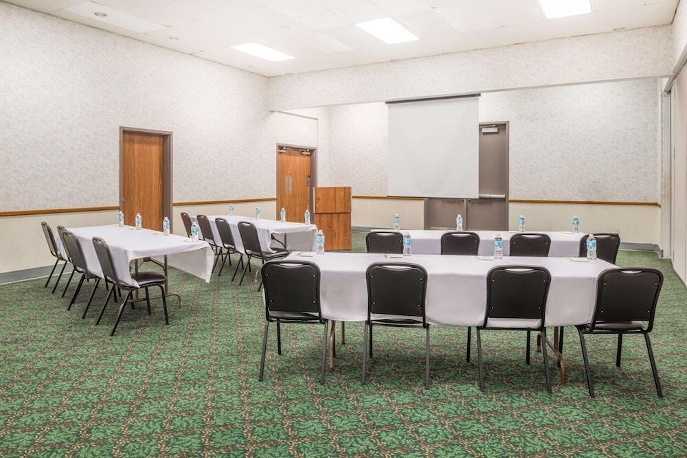 Days Inn by Wyndham Kirksville photo 18