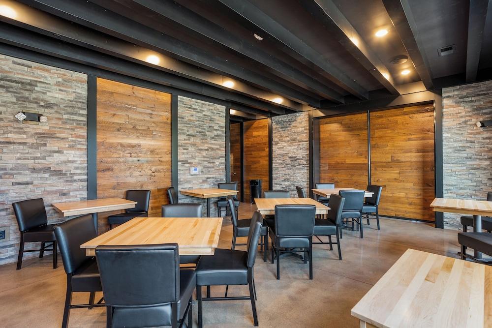 Cobblestone Hotel & Suites - Waukesha photo 7