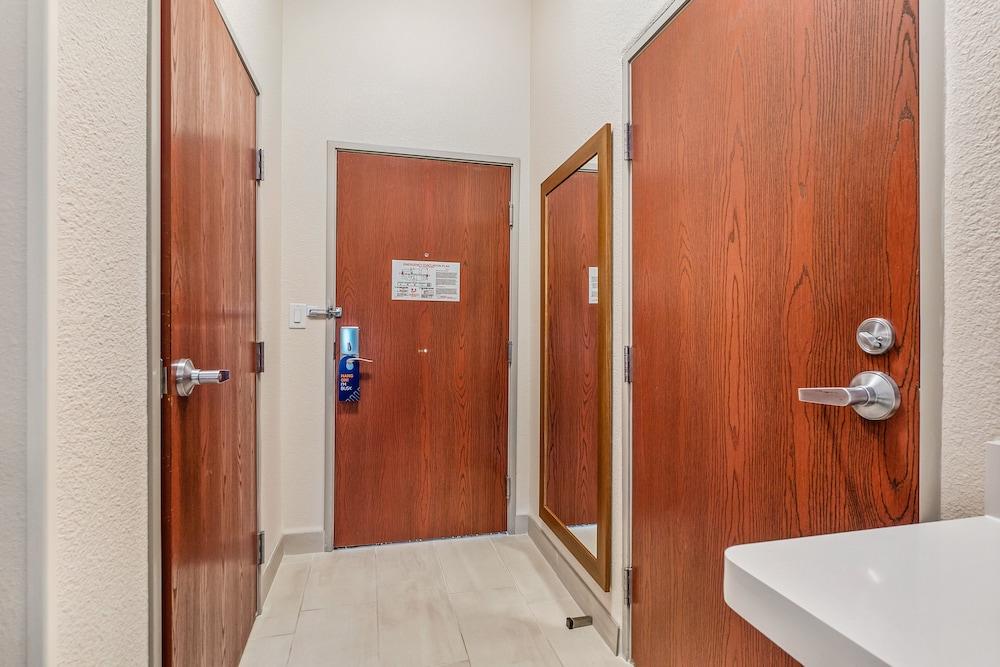 Holiday Inn Express Suites Van Buren-Ft Smith Area by IHG photo 56