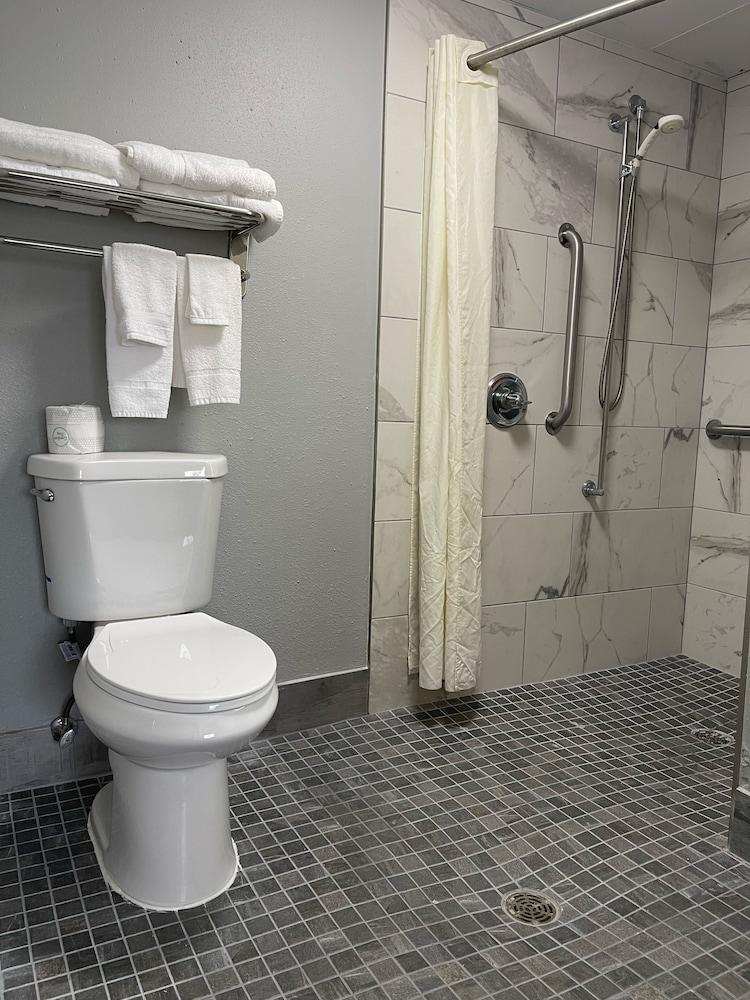 AmericInn by Wyndham Ladysmith photo 36