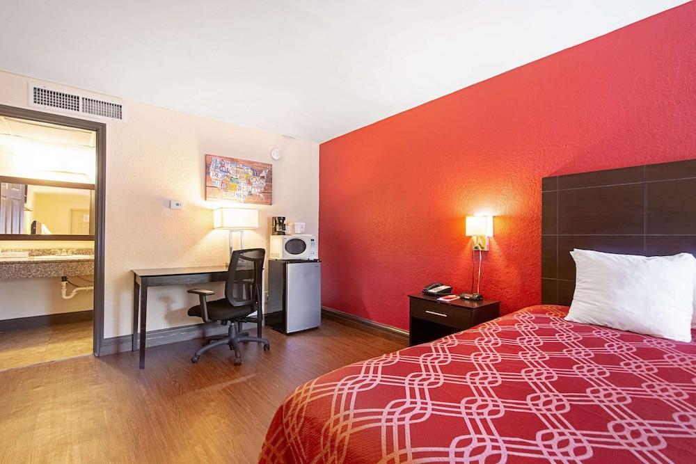 Econo Lodge Inn & Suites Clearwater Central photo 10